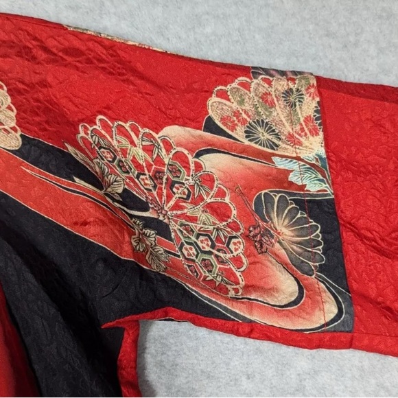 Red and Black Floral Kimono - Picture 2 of 8